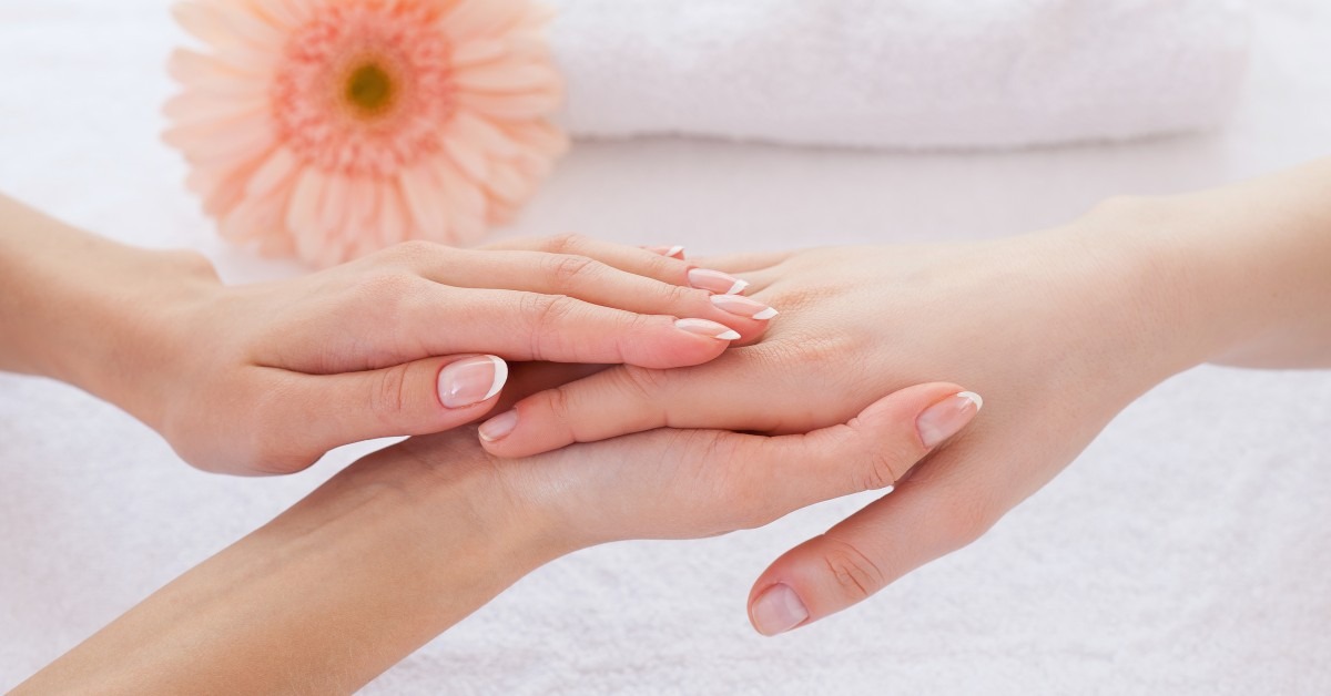 The Benefits of a Hand Massage and How to Give It